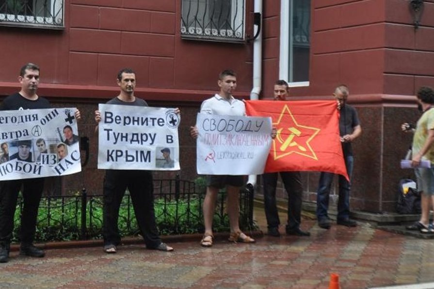 На фото Сергей Васильченко (крайний слева) стоит рядом с Евгением Каракашевым 