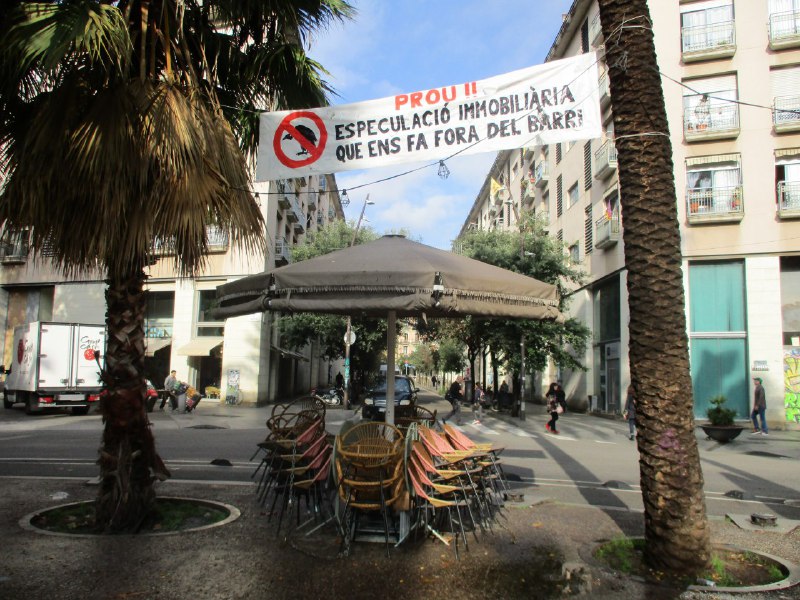 Надпись на баннере «Спекуляция недвижимостью вытесняет нас из района»