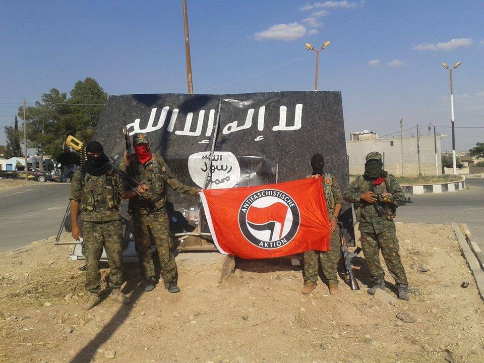 Бойцы Международного Батальона Свободы на фоне трофейной символики ИГИЛ