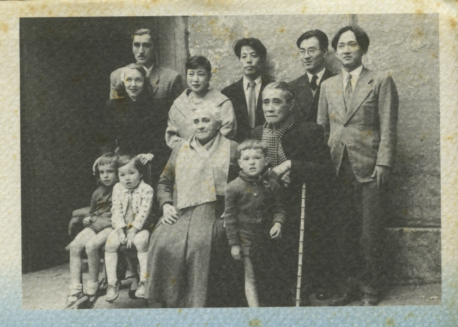 Фотография Сиина Сонодзи с его семьей