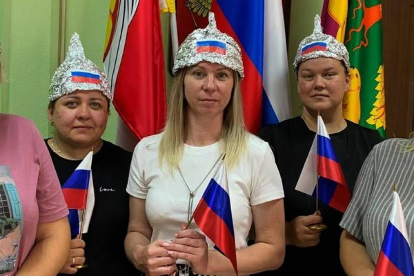 На фото: беларусский пранкер Влад Бохан в 2024 году от имени «Единой России» потребовал от учитель:ниц российских школ надеть «шлемы отечества» из фольги для «защиты от спутников НАТО»