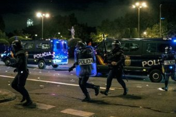 Акция протеста в Мадриде переросла в столкновение демонстрантов с полицией