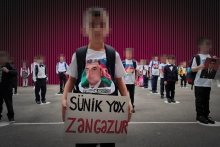  Ребёнок держит плакат с надписью «Sünik yox Zangazur» («Не Сюник, а Зангезур»)