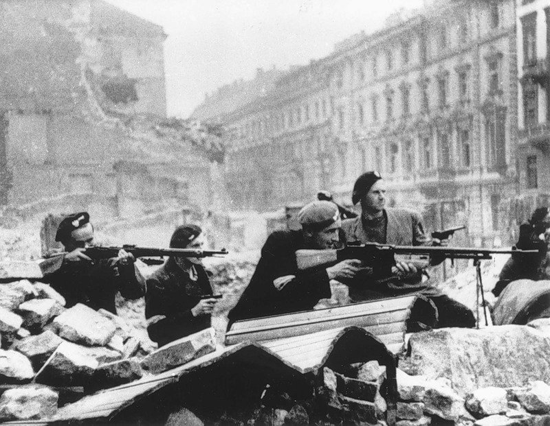 баррикада польских повстанцев в Варшаве