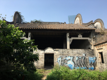 Разрушенные, поросшие зеленью и испещренные граффити и портретами Мао родовые храмы и деревенские дома на фоне строящихся небоскребов