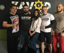 Влад «Добровольский» в спортклубе zavod58 (крайний справа, в красных штанах)